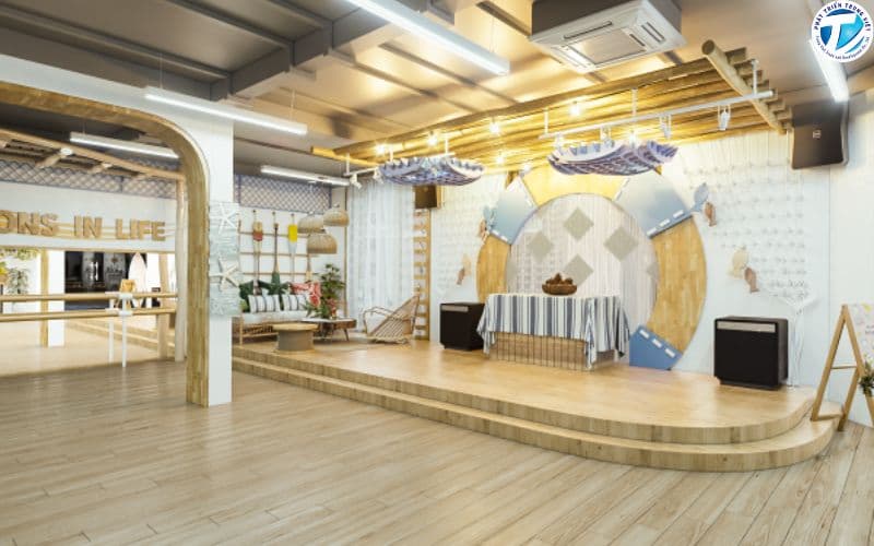 Sân khấu trang trí dùng đèn led ánh sáng mềm, đèn màu pastel để tạo không gian lung linh mà không gây chói mắt người biểu diễn